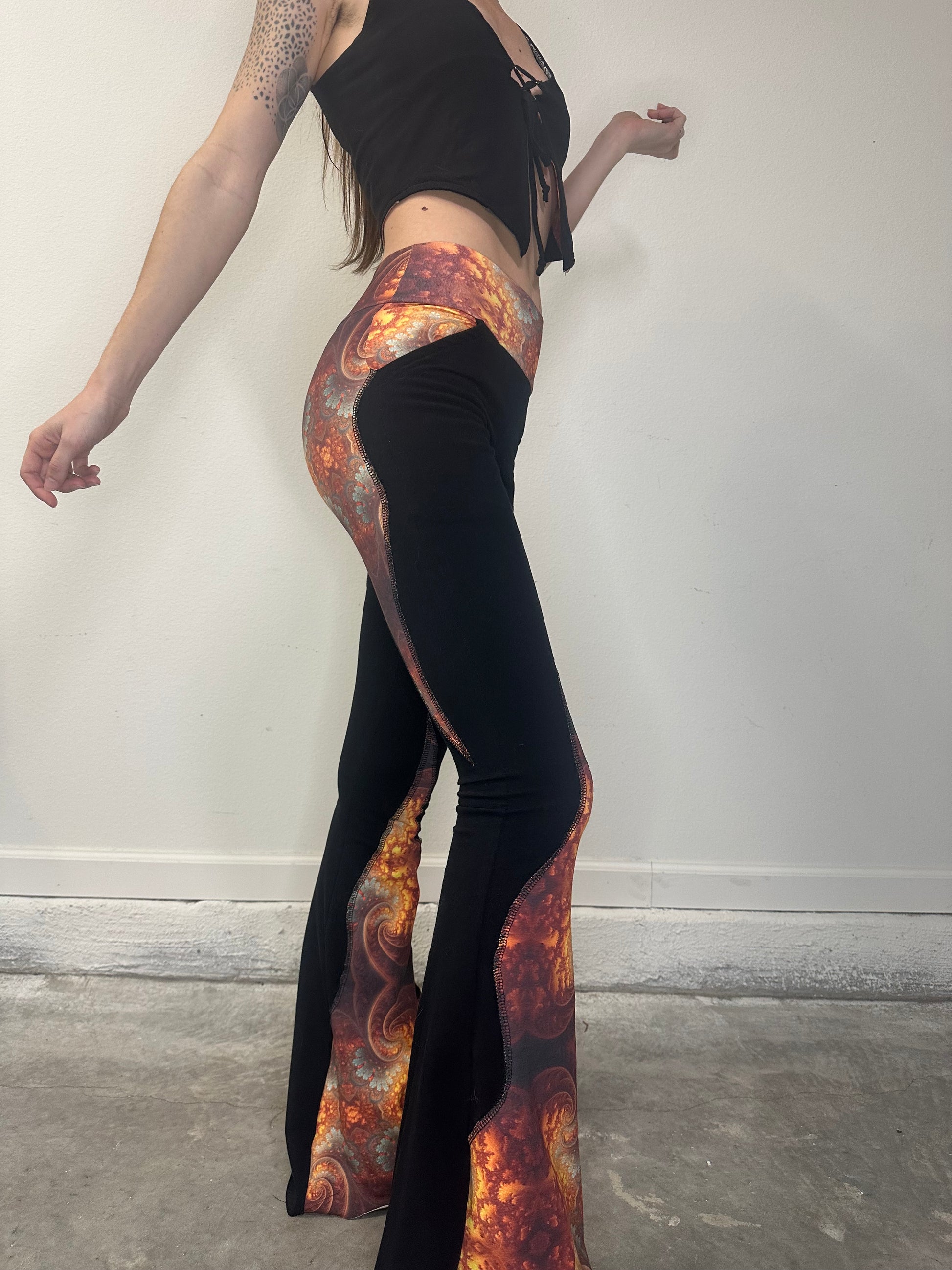 MTO Gilded Supernova Flare Leggings - TeraFractal